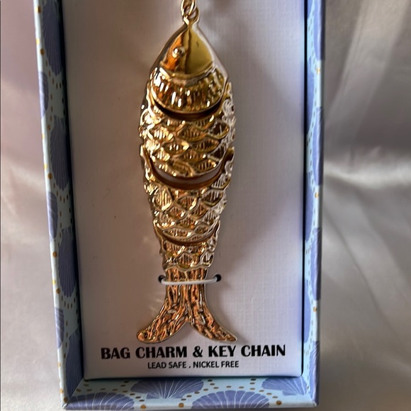 ✨ Gold Fish Bag Charm Key Chain ✨ - Picture 2 of 4